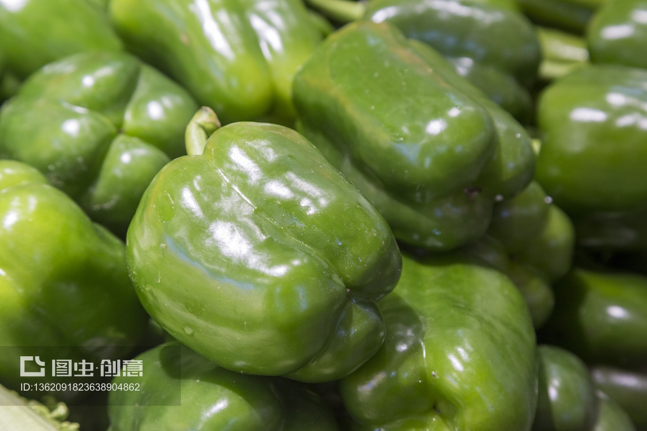 菜市場的風(fēng)景線 擺放整齊的食材與新鮮蔬菜零售